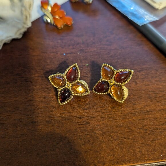 VINTAGE LUCITE RHINESTONE AMBER COLOR ON GOLDTONE CLIP ON EARRINGS #13 - Picture 1 of 1